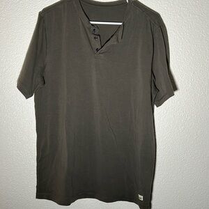Vuori Ever Henley shirt Men M/L PTP 23.5